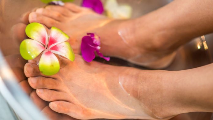 Get-DIY-Ideas-to-Remove-the-Feet-Tan-at-Home-on-americasbestblog